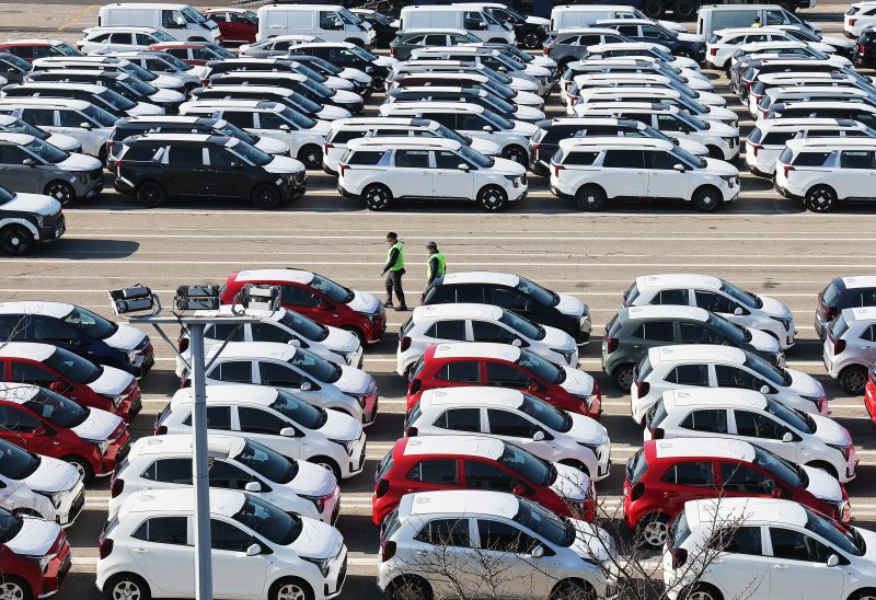 한미 외교차관은 1일(현지시간) 미 국무부에서 회담을 갖고 양국 정상간 합의내용들의 후속조치를 위한 실무협의체 가동에 합의했다. 이날 미국은 한국산 자동차 관세를 지난달 1일부터 소급해 15%로 인하한다고 발표했다. 경기도 평택항에 수출용 자동차가 세워져 있다. 연합뉴스