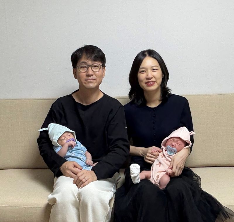 지난 10월 쌍둥이를 출산하며 2000만원의 <span id='_stock_code_000880' data-stockcode='000880'>한화</span>의 &#39;육아동행지원금&#39; 혜택을 받은 최지언 한화호텔앤드리조트 설악사업본부 과장(왼쪽) 가족. 한화세미텍 제공