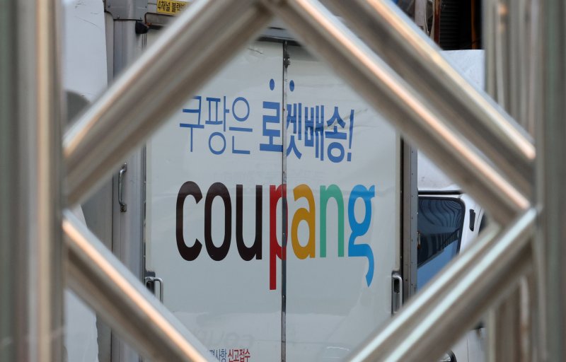 1일 오전 서울의 한 차고지에 쿠팡 배송 차량이 주차돼 있다. &#x2F;사진&#x3D;뉴시스