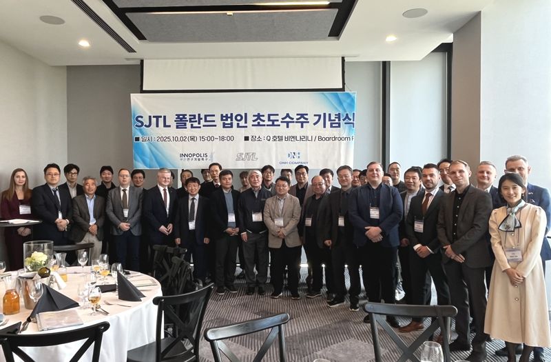 지난 10월 2일 폴란드 현지에서 열린 부산 소재 연구소기업 ㈜SJTL의 폴란드 법인 초도수주 기념식에서 참여자들이 기념촬영하고 있는 모습. 연구개발특구진흥재단 부산연구개발특구본부 제공