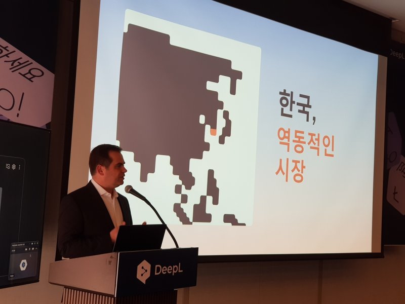 딥엘 야렉 쿠틸로브스키 창업자 겸 CEO가 2일 서울 강남 그랜드 인터컨티넨탈 파르나스에서 열린 기자간담회에서 발표를 하고 있다. 연합뉴스
