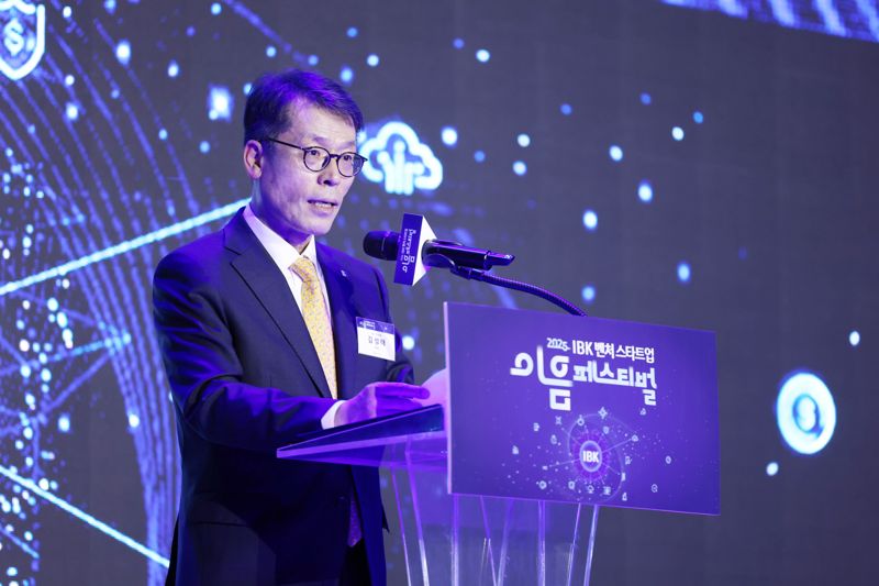 3일 서울 용산구 서울드래곤시티에서 김성태 IBK<span id='_stock_code_024110' data-stockcode='024110'>기업은행</span>장이 IBK-벤처스타트업 이음 페스티벌 환영사를 하고 있다. 기업은행 제공 