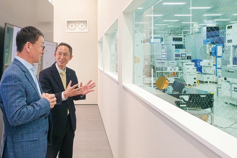 황기연 한국수출입은행장(오른쪽)이 지난 2일 경기 평택 <span id='_stock_code_240810' data-stockcode='240810'>원익IPS</span> 본사를 방문해 안태혁 원익IPS 대표와 반도체 장비 공정에 대해 대화하고 있다. 한국수출입은행 제공 