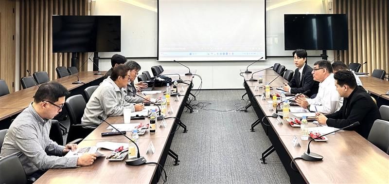 3일 <span id='_stock_code_005960' data-stockcode='005960'>동부건설</span>-엘살바도르 공공사업교통부(MOPT) 주요 관계자들이 서울 강남구 동부건설 본사에서 대화를 나누고 있다. 동부건설 제공