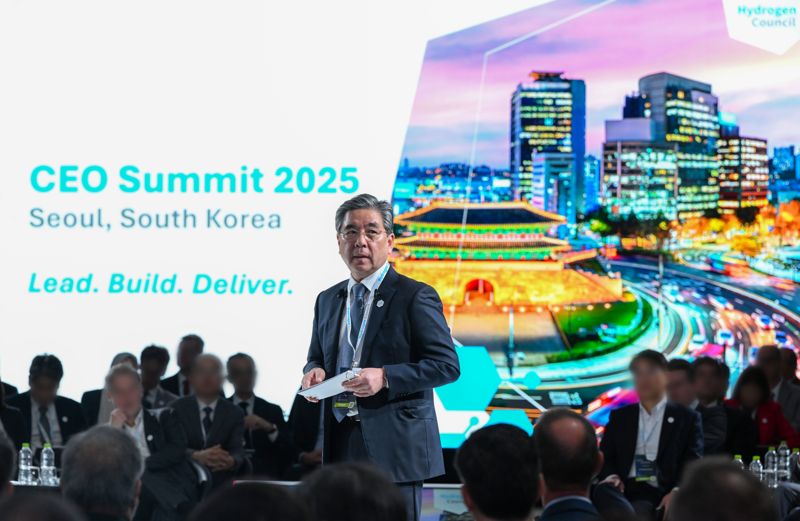 현대차그룹 장재훈 부회장이 3일 서울 여의도 콘래드호텔에서 열린 &#39;수소위원회 CEO 서밋&#39;에서 수소 생태계 확산을 위한 방향에 대해 밝히고 있다. 사진&#x3D;현대차그룹 제공