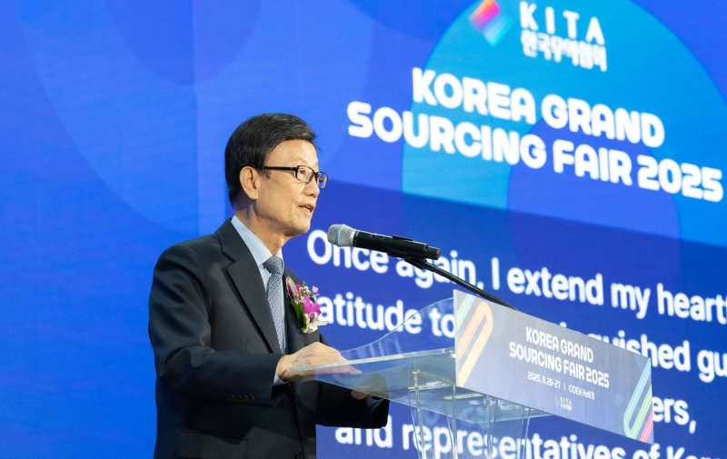 윤진식 한국무역협회 회장이 지난 11월 26일 서울 강남구 코엑스에서 열린 ‘제18회 코리아 그랜드 소싱페어’에서 개회사를 하고 있다. 한국무역협회 제공.