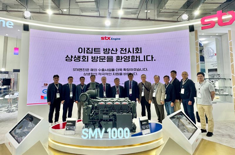 아프리카 최대 규모 방위산업 전시회 ‘EDEX 2025’에서 <span id='_stock_code_011810' data-stockcode='011810'>STX</span>엔진 이상수 대표이사(왼쪽에서 다섯번째)와 협력업체 대표들이 포즈를 취하고 있다. <span id='_stock_code_077970' data-stockcode='077970'>STX엔진</span> 제공