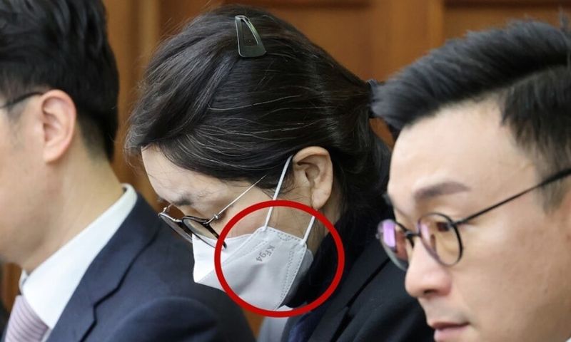 <span id='_stock_code_067990' data-stockcode='067990'>도이치모터스</span> 주가조작과 명태균 공천개입, 통일교 청탁·뇌물 수수 의혹 혐의 등으로 구속기소 된 김건희 여사가 3일 서울 서초구 서울중앙지방법원에서 열린 자본시장법 위반 혐의 결심 공판에 출석해 있다. 사진공동취재단