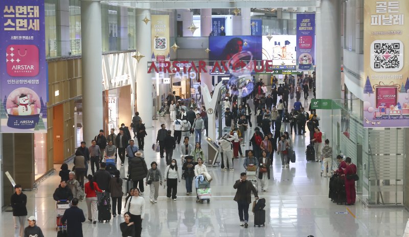 인천국제공항 제1여객터미널 면세점에서 여행객들이 오가고 있다.뉴시스