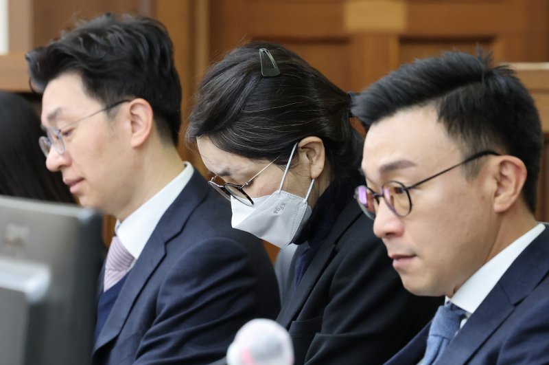 3일 서울 서초구 서울중앙지방법원에서 주가조작과 통일교 청탁 등의 혐의를 받는 김건희 씨의 결심공판이 진행된 가운데 김건희 씨가 피고인 자리에 앉아있다. 진&#x3D;뉴스1