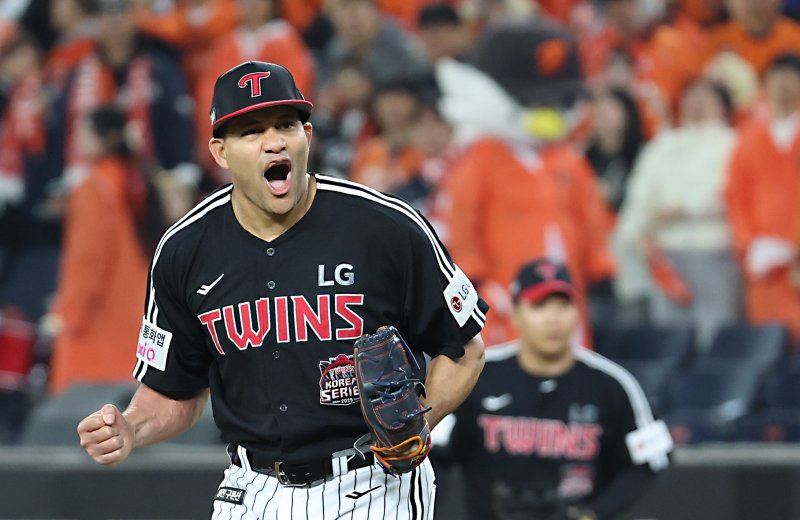 대전 한화생명볼파크 열린 프로야구 2025 신한 SOL뱅크 KBO 한국시리즈 4차전 LG 트윈스와 한화 이글스의 경기에서 5회말 2사 2루에서 LG 치리노스가 신민재의 호수비로 위기를 넘기며 환호하고 있다.뉴스1