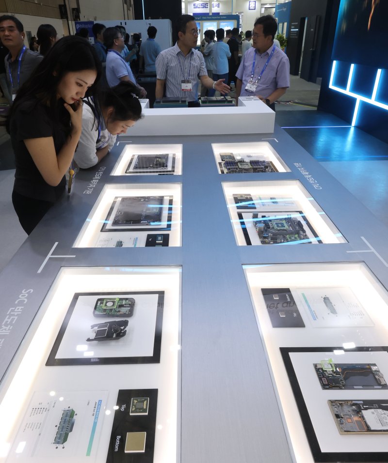 지난 9월 4일 오전 인천 연수구 송도컨벤시아에서 열린 &#39;제22회 국제 첨단 반도체 기판 및 패키징 산업전&#39;을 찾은 관람객들이 삼성전기 부스에서 반도체 패키지 기판을 살펴보고 있다. 뉴시스