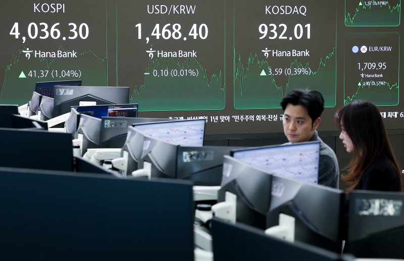 3일 오후 서울 중구 하나은행 본점 딜링룸 현황판에 관련 지수가 표시돼 있다. 연합뉴스 제공