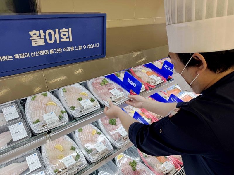 서울 송파 이마트 가든5점 내 생선회 매장에서 직원이 상품을 진열하고 있다. 이마트 제공