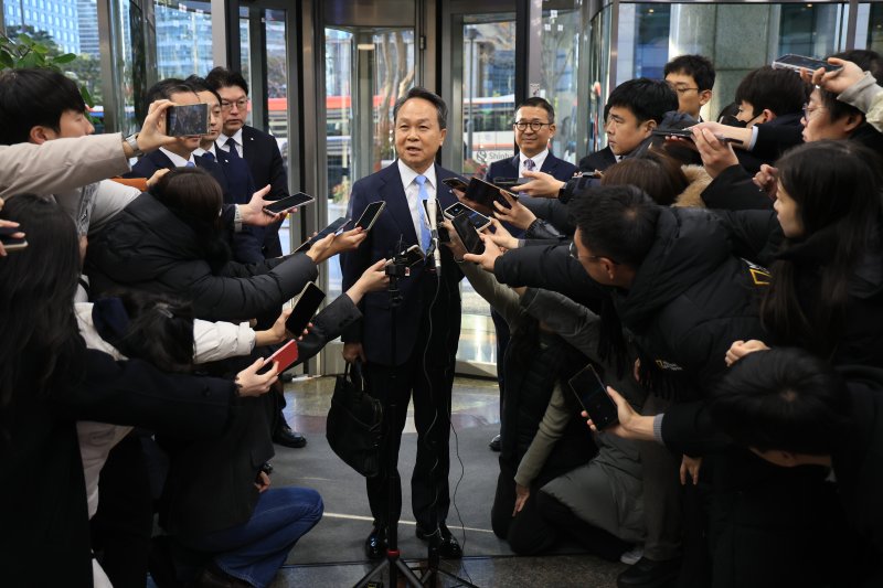 (서울&#x3D;뉴스1) 김진환 기자 &#x3D; 신한금융지주 차기 회장 후보인 진옥동 현 신한금융지주 회장이 4일 오전 서울 중구 신한금융지주 본사에서 열린 개별 최종 면접에 참석하며 발언하고 있다. 2025.12.4&#x2F;뉴스1 &#x2F;사진&#x3D;뉴스1화상