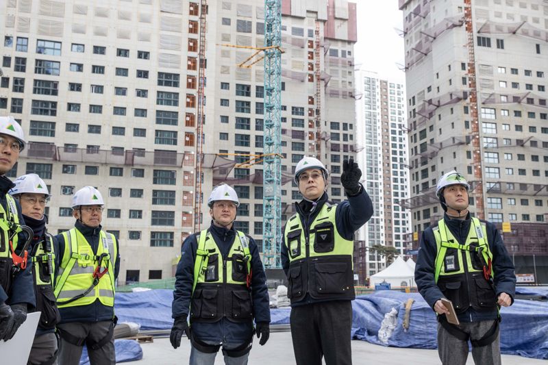 3일 <span id='_stock_code_000720' data-stockcode='000720'>현대건설</span> 이한우 대표이사(오른쪽 두번째)가 &#39;동절기 안전점검 릴레이 캠페인&#39; 일환으로 건설현장을 점검하고 있다. 현대건설 제공