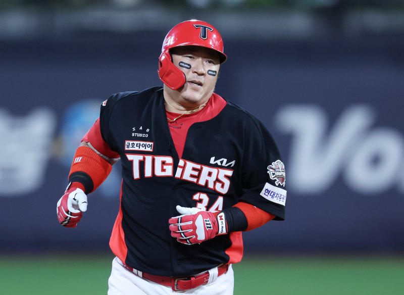 수원KT위즈파크에서 열린 2025 신한 SOL뱅크 KBO리그 KT위즈와 KIA 타이거즈의 경기에서 KIA 최형우가 6회초 2사 2루 상황 KT 원상현 상대로 2점 홈런을 때린 뒤 홈으로 향하고 있다.뉴스1