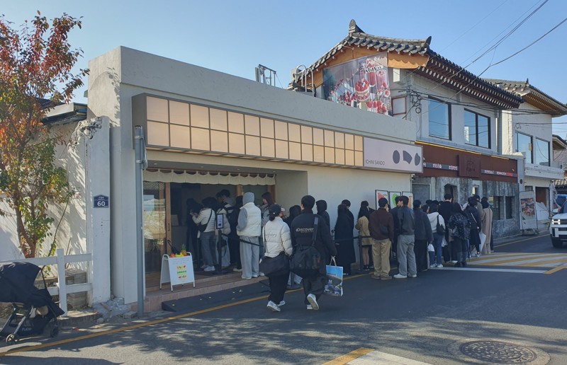 지난달 27일 낮 쌀쌀한 늦가을 날씨에도 경주 황리단길에 위치한 한 디저트 가게 앞에서 손님들이 장사진을 이루고 있다. 사진&#x3D;최승한 기자