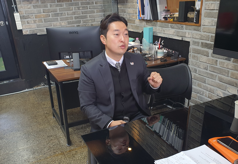 이병희 황리단길 상가연합회장이 파이낸셜뉴스 취재진에게 상권 현황에 대해 설명하고 있다. 사진&#x3D;최승한 기자