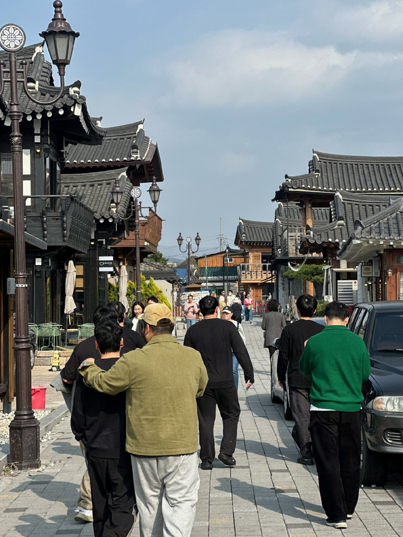 관광객들이 늦가을 정취를 만끽하며 황리단길을 걷고 있다. 황리단길 상인회 제공