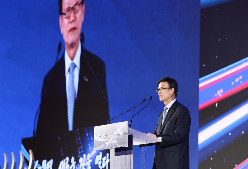 윤진식 무역협회장이 4일 서울 코엑스에서 열린 제62회 무역의 날 기념식에서 개회사를 하고 있다. 연합뉴스 