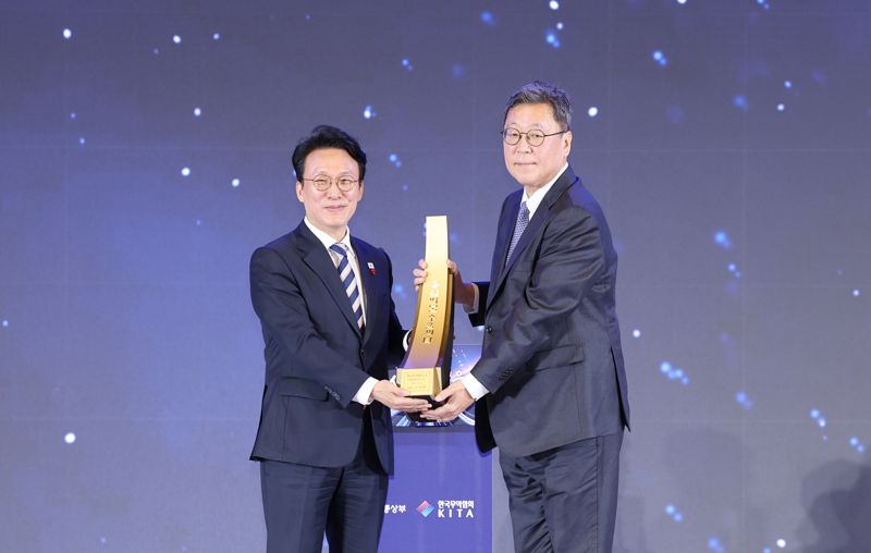 4일 서울 강남구 코엑스에서 열린 제62회 무역의날 기념식에서 김민석 국무총리(왼쪽)가 이규복 현대글로비스 대표이사(오른쪽)에게 60억달러 수출의 탑을 수여하고 있다. 현대글로비스 제공