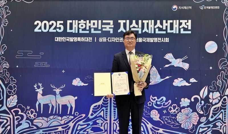 2025 대한민국 지식재산대전에서 장윤석 <span id='_stock_code_000120' data-stockcode='000120'>CJ대한통운</span> 법무실장이 지식재산처장상을 수상하고 기념 촬영을 하고 있다. CJ대한통운 제공