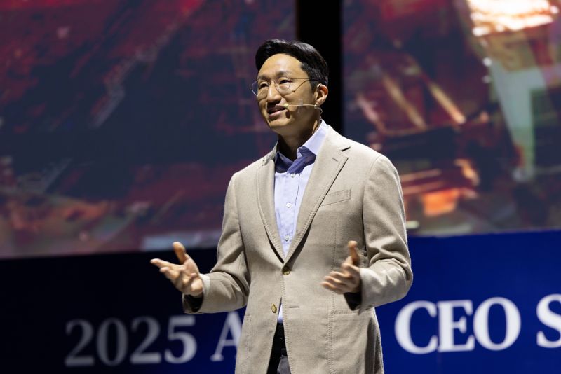 정기선 <span id='_stock_code_267250' data-stockcode='267250'>HD현대</span> 회장이 경주엑스포대공원 문화센터 문무홀에서 열린 APEC CEO 서밋 &#39;퓨처 테크 포럼: 조선&#39;에서 기조연설을 하고 있다. HD현대 제공