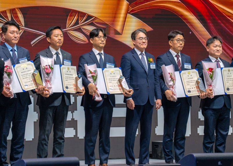 전상훈(왼쪽 세번째) 엘앤에프 소재개발연구소장와 김성열 산업통상자원부 산업기반실장(네번째)을 비롯한 주요 인사들이 3일 서울 강남구 코엑스에서 열린 대한민국 기술대상 시상식에서 기념촬영을 하고 있다. 엘앤에프 제공.