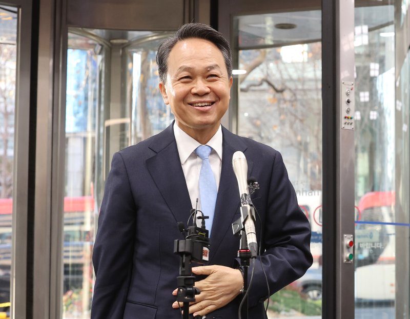 진옥동 신한금융지주 회장이 4일 서울 중구 신한금융지주 본사에서 열린 개별 최종면접에 참석하고 있다. 연합뉴스