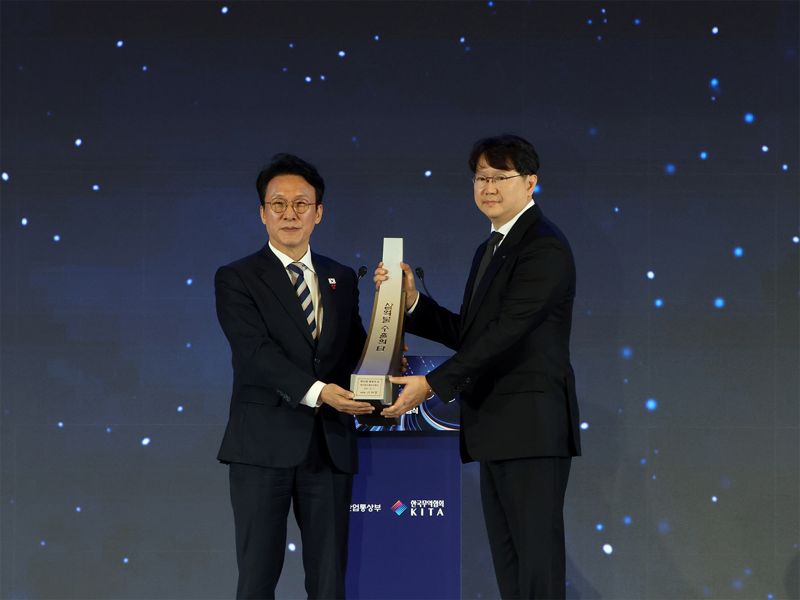 곽동신 <span id='_stock_code_042700' data-stockcode='042700'>한미반도체</span> 회장(오른쪽)이 4일 서울 코엑스에서 열린 &#39;제62회 무역의 날&#39; 기념식에서 &#39;3억불 수출의 탑&#39;을 수상한 뒤 김민석 국무총리와 기념 촬영을 하고 있다. 한미반도체 제공