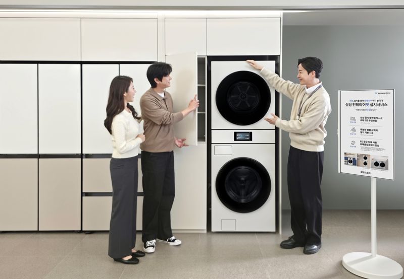 삼성전자가 고객에 새롭게 구매하거나 보유한 가전에 맞춰 기존 가구장 철거부터 시공, 제품 설치까지 한번에 제공하는 &#39;삼성 인테리어핏 설치서비스&#39;를 운영한다. 삼성전자 제공