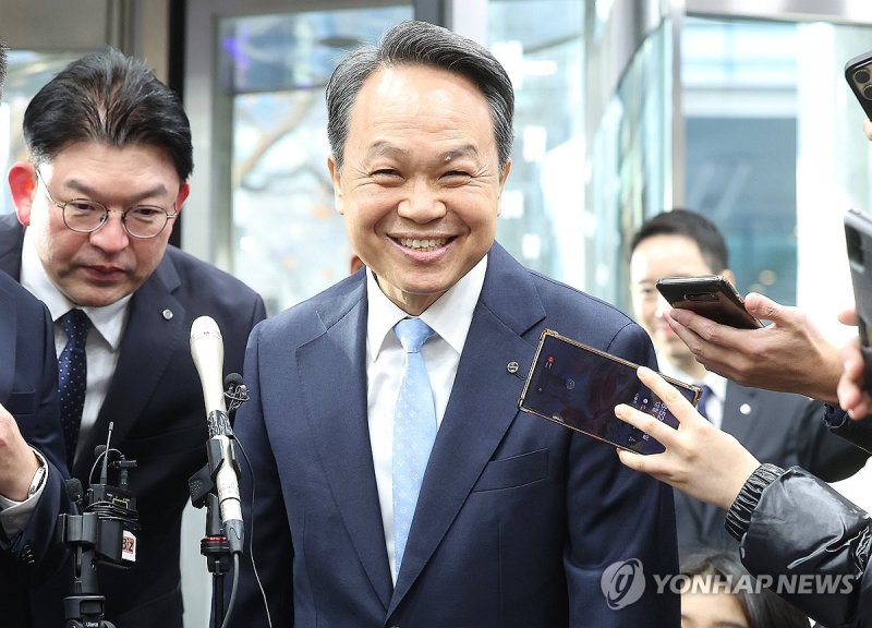 진옥동 신한금융지주 회장이 4일 서울 중구 신한금융지주 본사에서 열린 개별 최종면접에 참석하고 있다. 연합뉴스