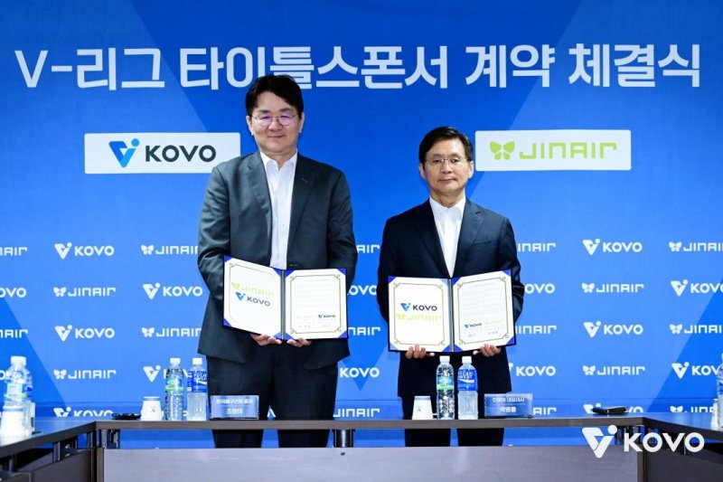 박병률 <span id='_stock_code_272450' data-stockcode='272450'>진에어</span> 대표(오른쪽)가 포즈를 취하고 있다. 연합뉴스 제공