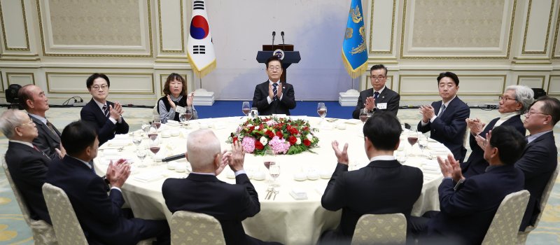 이재명 대통령이 4일 청와대 영빈관에서 열린 산업 역군 초청 오찬 행사에서 참석자들과 영상 시청 후 박수치고 있다. 이번 행사는 무역의 날(12월 5일)을 맞아 조선·자동차·섬유·전자·기계·방산·해운 등 우리 경제 발전에 헌신해 온 산업 역군들을 재조명하고, 그들의 노고에 감사의 뜻을 전하고자 마련됐다. 대통령실통신사진기자단