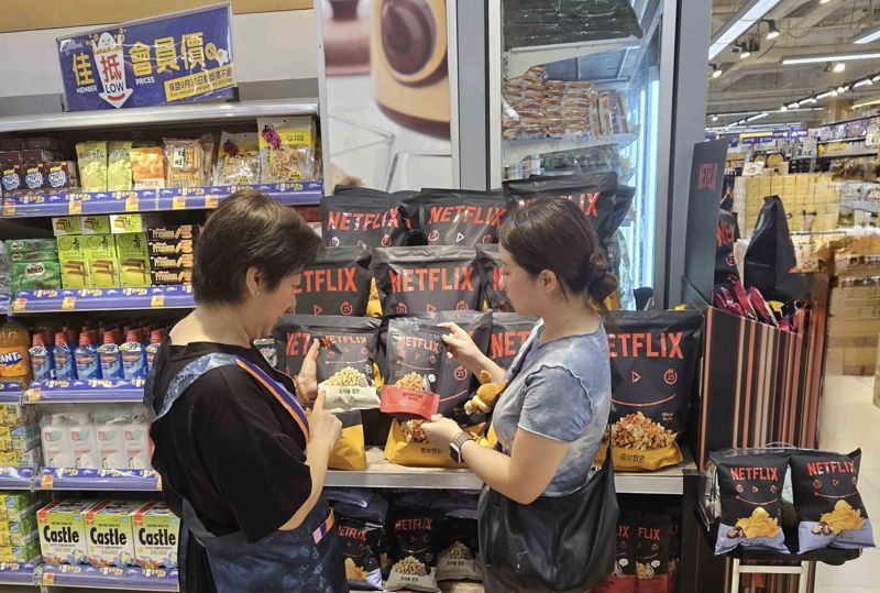 GS25 모델들이 홍콩 파크앤샵에 진출한 GS리테일X넷플릭스 지식재산권(IP) 제휴 상품을 손에 들고 있다. GS리테일 제공