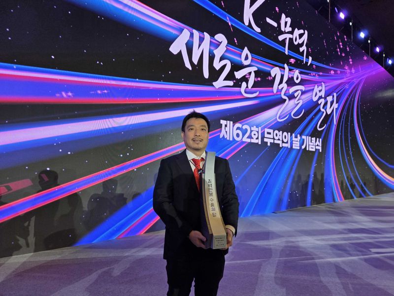 4일 서울 코엑스에서 열린 제 62회 무역의 날 행사에서 이정수 <span id='_stock_code_300080' data-stockcode='300080'>플리토</span> 대표가 700만불 수출의 탑을 수상했다. 플리토 제공