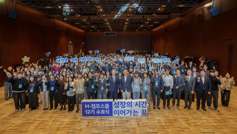 성 김 <span id='_stock_code_005380' data-stockcode='005380'>현대차</span>그룹 전략기획담당 사장(맨 앞줄 왼쪽 열 번째)과 서창범 사단법인 점프 이사장(맨 앞줄 왼쪽 열한 번째)을 비롯한 봉사단원들이 4일 서울 서초구 가톨릭대학교 플렌티 컨벤션에서 열린 ‘대학생 교육봉사단 H-점프스쿨’ 12기 수료식에서 기념 촬영을 하고 있다. 현대차그룹 제공.