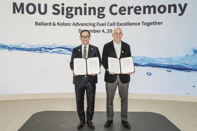 <span id='_stock_code_120110' data-stockcode='120110'>코오롱인더</span>스트리 허성 사장(왼쪽)과 발라드 마티 니즈 최고경영자(CEO)가 4일 경기도 일산 킨텍스에서 업무협약을 맺고 기념사진을 찍고 있다. 코오롱인더스트리 제공