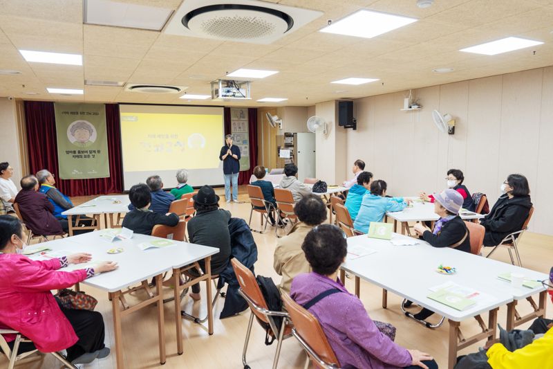 <span id='_stock_code_285130' data-stockcode='285130'>SK케미칼</span>이 운영한 ‘건뇌교실’에서 지역 어르신들이 치매 예방 교육에 참여하고 있다. SK케미칼제공