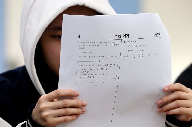 [대구&#x3D;뉴시스] 이무열 기자 &#x3D; 11월 14일 대구 수성구 정화여자고등학교 3학년 교실에서 수험생들이 전날 치른 2026학년도 대학수학능력시험 가채점을 하고 있다. 2025.11.14. lmy@newsis.com &#x2F;사진&#x3D;뉴시스