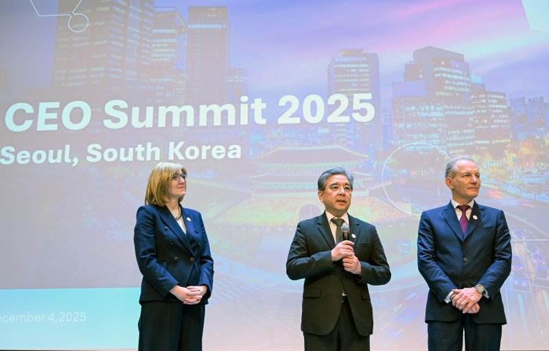 이바나 제멜코바 수소위원회 CEO(왼쪽부터), 장재훈 현대차그룹 부회장, 프랑수아 자코브 에어리퀴드그룹 회장이 4일 경기 고양시 킨텍스 제2전시장에서 열린 월드 하이드로젠 엑스포 2025 수소위원회 CEO 서밋에서 기자들 질문에 답하고 있다. 사진&#x3D;현대차그룹 제공