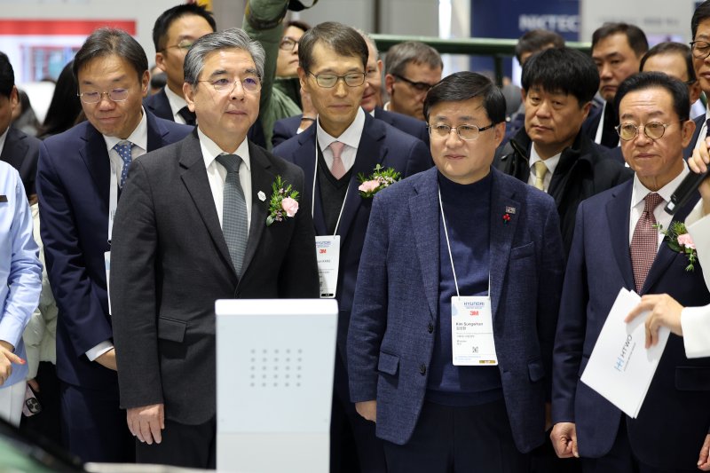 김성환 기후에너지환경부 장관(오른쪽 두번째)과 장재훈 현대자동차그룹 부회장(오른쪽 세번째)이 4일 경기도 고양시 일산서구 킨텍스(KINTEX)에서 열린 &#39;세계 수소 엑스포 2025(월드 하이드로젠 엑스포)&#39;에서 현대자동차 그룹 부스를 둘러보고 있다. &#x2F;사진&#x3D;뉴스1화상