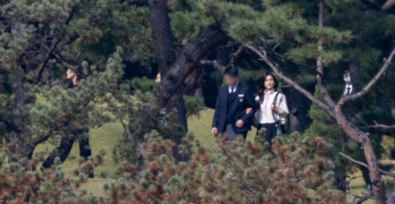 이부진 호텔신라 사장과 아들 임모 군이 25일 오전 경기도 수원시 장안구 소재 故 이건희 삼성 선대회장 선영에서 열린 3주기 추도식에 참석하고 있다. 2023.10.25&#x2F;뉴스1 ⓒ News1 이재명 기자 &#x2F;사진&#x3D;뉴스1