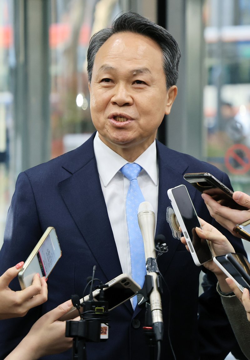 신한금융지주 차기 회장 후보인 진옥동 현 신한금융지주 회장이 4일 오전 서울 중구 신한금융지주 본사에서 열린 개별 최종 면접에 참석해 취재진 질문에 답변하고 있다. 뉴스1