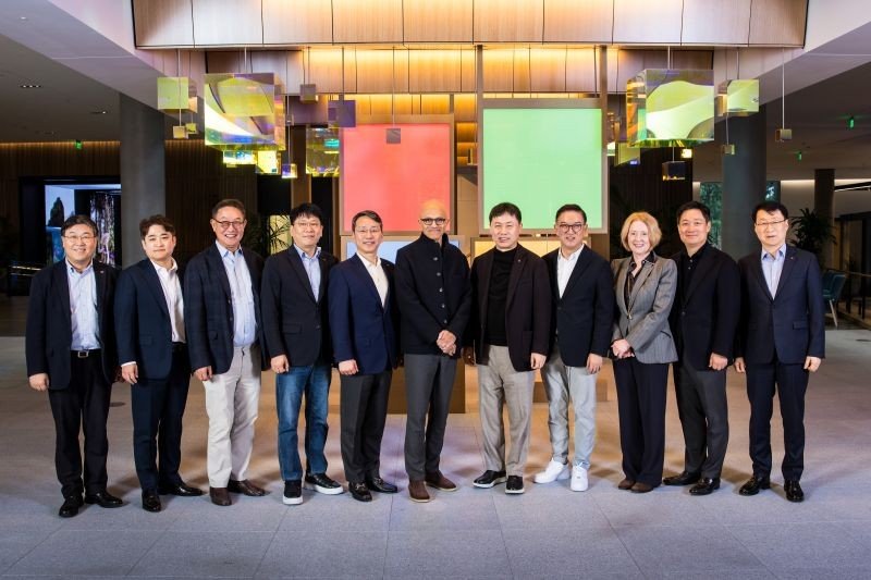 지난 1일(현지시간) 미국 MS의 레드몬드 캠퍼스에서 열린 &#39;AIDC(AI 데이터센터) 테크쇼&#39;에서 주요 참석자들이 기념사진을 촬영하고 있다. 헌신균 LG CNS 사장(왼쪽 세번째부터), 김동명 <span id='_stock_code_373220' data-stockcode='373220'>LG에너지솔루션</span> 사장, 조주완 <span id='_stock_code_066570' data-stockcode='066570'>LG전자</span> 고문, 사티아 나델라 MS CEO, 류재철 LG전자 사장, 정수헌 LG사이언스파크 부사장, 홍범식 <span id='_stock_code_032640' data-stockcode='032640'>LG유플러스</span> 사장(오른쪽 2번째), 이재성 LG전자 ES사업본부장 부사장. LG전자 링크드인. 