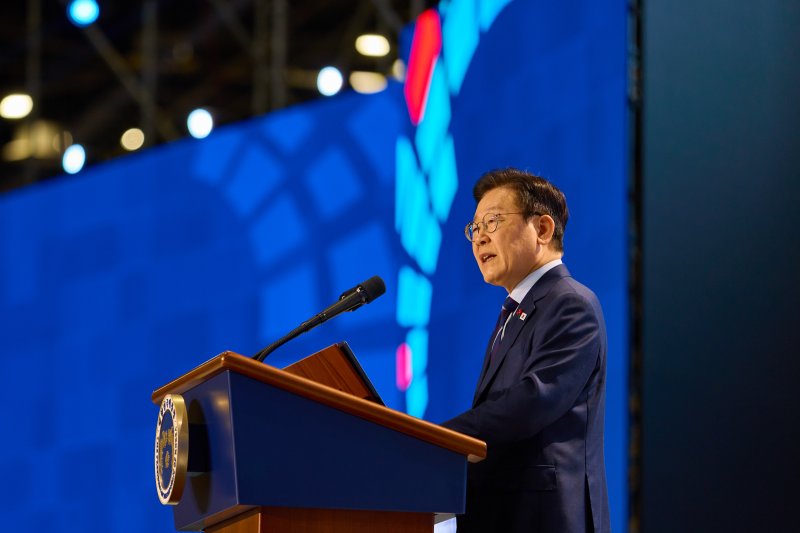 이재명 대통령이 지난 2일 경기 고양시 킨텍스에서 열린 제22기 민주평화통일자문회의 출범회의에서 연설하고 있다. (대통령실 제공. 재판매 및 <span id='_stock_code_012030' data-stockcode='012030'>DB</span> 금지) 2025.12.2/뉴스1 ⓒ News1 이재명 기자 /사진=뉴스1