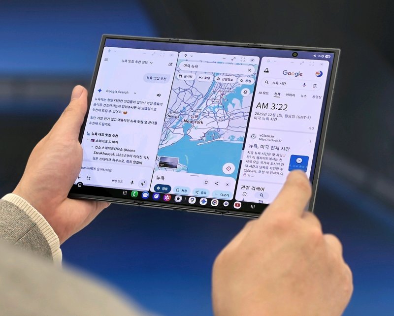 갤럭시Z 트라이폴드에서 3개 앱을 동시에 사용하는 모습. <span id='_stock_code_005930' data-stockcode='005930'>삼성전자</span> 제공