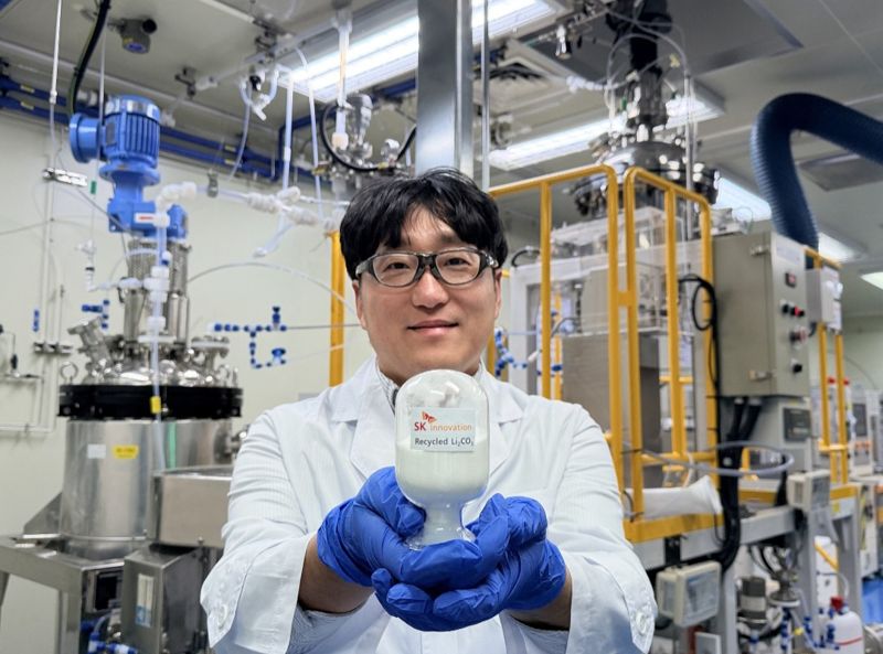 <span id='_stock_code_096770' data-stockcode='096770'>SK이노베이션</span> 환경과학기술원 연구원이 LFP 배터리 재활용 기술을 통해 회수한 탄산리튬(Li₂CO₃)을 소개하고 있다. SK이노베이션 제공