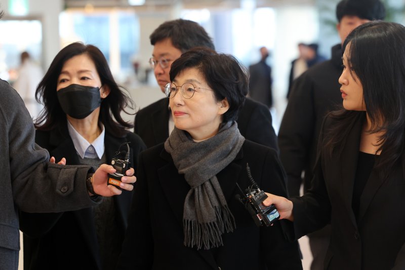 김기현 국민의힘 의원 배우자 이 모 씨가 5일 오전 오전 서울 종로구 광화문 <span id='_stock_code_030200' data-stockcode='030200'>KT</span> 빌딩에 마련된 김건희 특검(특별검사 민중기) 사무실에 피의자 신분으로 출석하고 있다. 202사진&#x3D;뉴스1화상